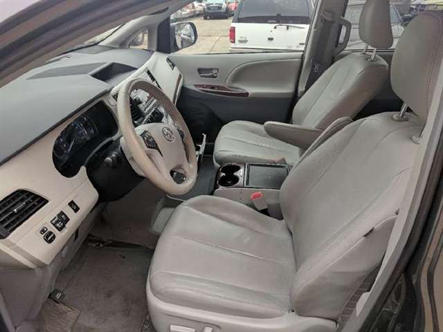 Toyota Sienna 2013 photo 6